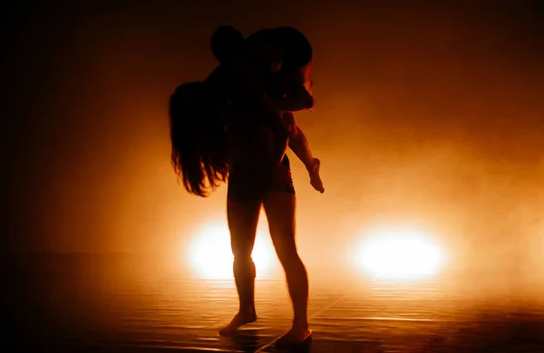 Elegante Slanke Dansers Die Een Element Van Dansgymnastiek Uitvoeren — Stockfoto