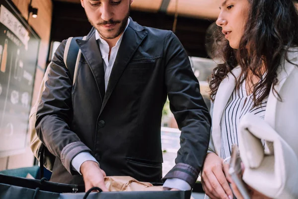 Austausch Von Neuigkeiten Zwei Fröhliche Junge Leute Formalbekleidung Diskutieren Etwas — Stockfoto