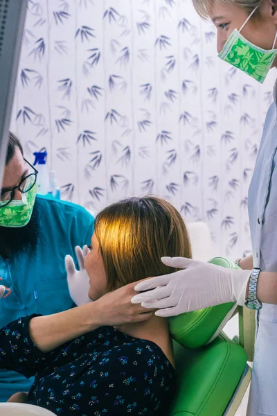 Steril Eldivenli Dişçi Dişlerini Düzeltirken Dişçi Dişçi Koltuğunda Oturan Güzel — Stok fotoğraf