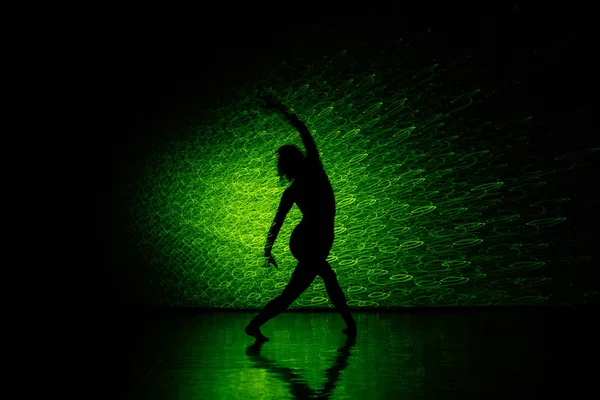 コンテンポラリーダンスのムーブメントを実践する若手ダンサー — ストック写真