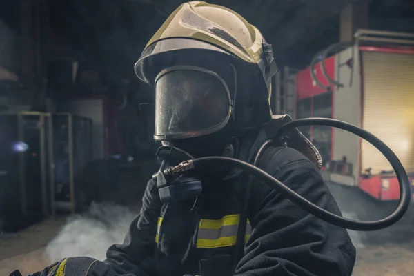 Retrato Bombero Con Asistencia Casco Bombero Fondo Oscuro Con Humo —  Fotos de Stock