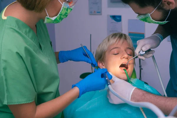 Dentistes Uniforme Examinant Les Dents Une Belle Patiente — Photo