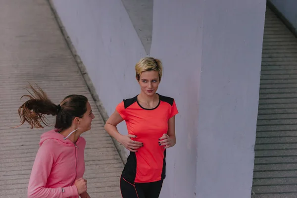 跑步时穿着运动服的年轻女运动员 — 图库照片