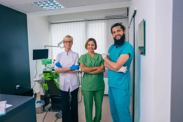 Equipe Três Dentistas Felizes Orgulhosamente Posando Consultório Odontológico — Fotografia de Stock