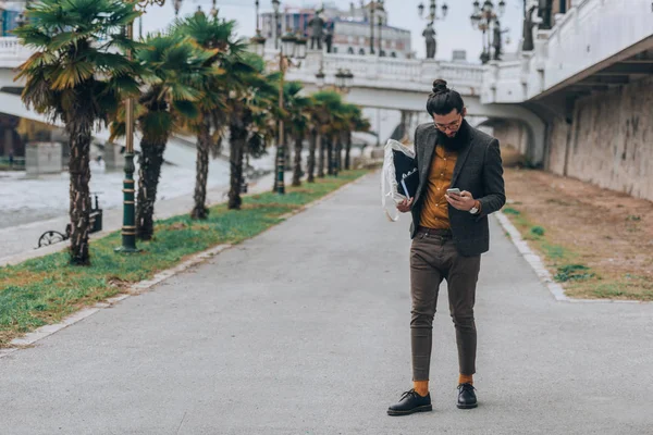 Homem Barbudo Vestido Com Roupas Moda Verificando Telefonema — Fotografia de Stock