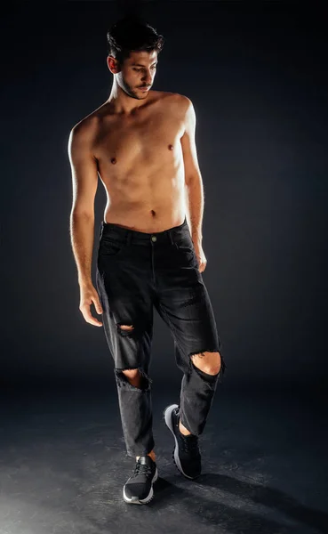 Hombre Atractivo Posando Sin Camisa Vaqueros Negros Rasgados Zapatos Deportivos — Foto de Stock