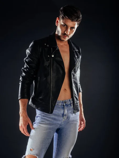 Uomo Attraente Posa Strappato Jeans Blu Giacca Pelle Fantasia — Foto Stock