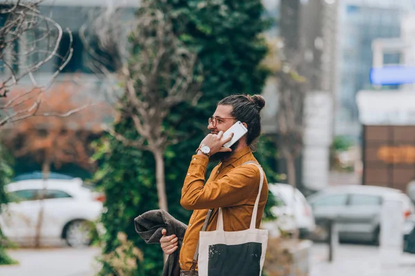 Snygg Modern Hipster Bär Trendig Outfit Talar Telefon Ett Stadsområde — Stockfoto