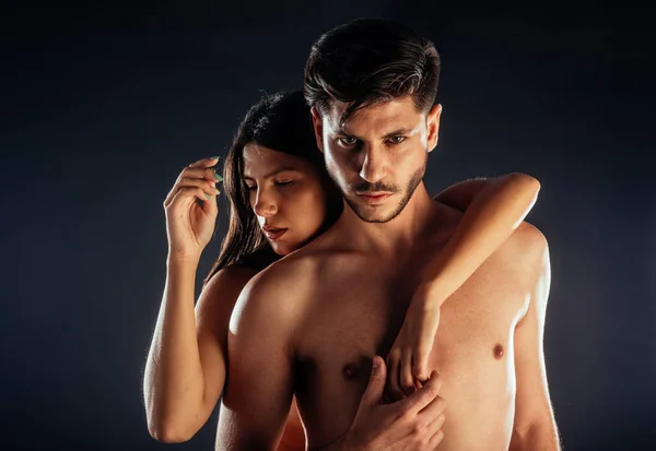 Estudio Moda Una Sensual Pareja Sobre Fondo Oscuro —  Fotos de Stock