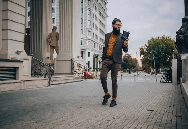 Moderner Hipster Mit Langen Haaren Und Bart Der Stadtpromenade — Stockfoto