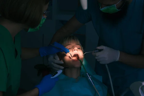 Examen Dentaire Gros Plan Sur Une Patiente Cabinet Dentiste — Photo