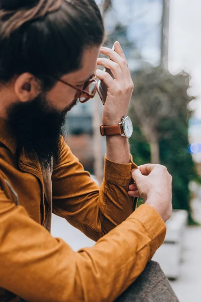 Jeune Homme Affaires Moderne Aux Cheveux Longs Barbe Assis Sur — Photo