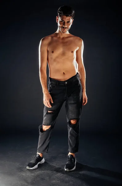 Porträt Eines Hemdlosen Typen Mit Schwarzer Hose Und Turnschuhen — Stockfoto