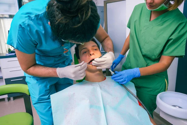 Dentista Masculino Com Ajuda Dentista Feminino Examina Boca Dentes Paciente — Fotografia de Stock