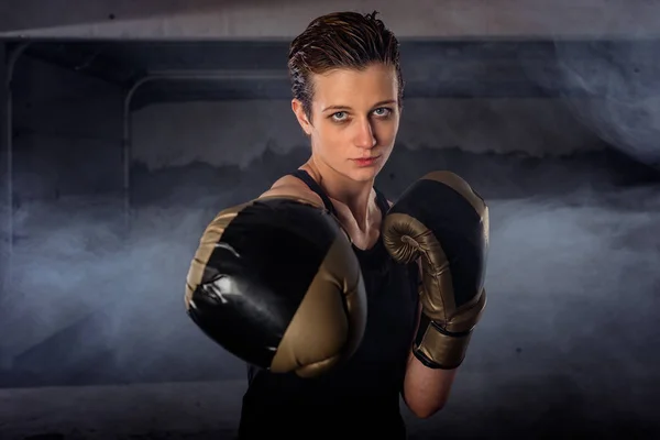 Imagen Primer Plano Con Fondo Ahumado Una Boxeadora Femenina Golpeando —  Fotos de Stock