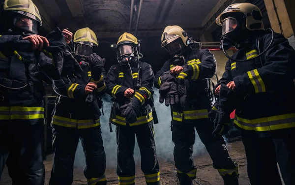 Équipe Pompiers Dans Service Incendie Portant Des Masques Gaz Uniforme — Photo