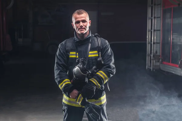 Retrato de un bombero con participación y casco de bomberos. D —  Fotos de Stock
