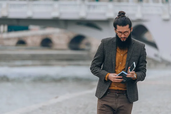 Hipster Hoy Día Con Ropa Elegante Paseo Marítimo Del Río — Foto de Stock