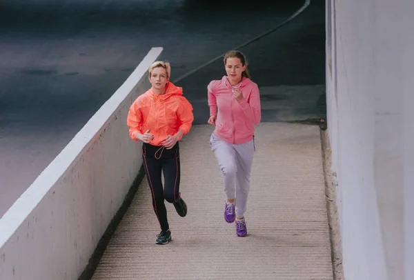 Junge Athletische Mädchen Sportbekleidung Bei Einer Laufübung — Stockfoto