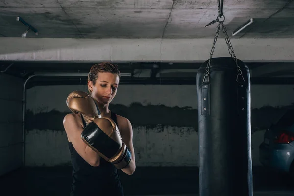 Mulher Forte Com Cabelo Curto Colocando Suas Luvas Boxe Ouro — Fotografia de Stock