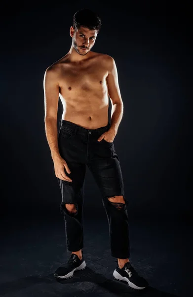 穿着时髦的黑色裤子和运动鞋的很酷的赤身裸体男人 — 图库照片