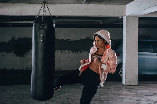 Joven Deportista Haciendo Patada Alta Durante Ejercicio Boxeo Garaje — Foto de Stock