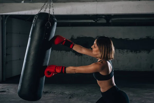 Vista Del Perfil Una Joven Fuerte Golpeando Una Bolsa Boxeo —  Fotos de Stock