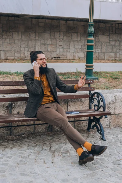 Hipster Άνθρωπος Φορώντας Μοντέρνα Ρούχα Κατά Διάρκεια Μιας Επιχειρηματικής Τηλεφωνικής — Φωτογραφία Αρχείου