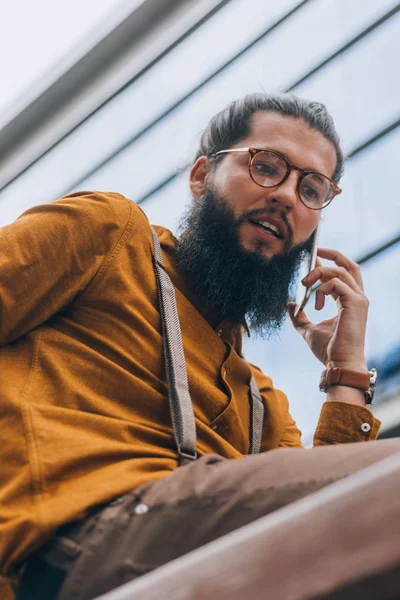 Modische Männer Stylischer Moderner Kleidung Telefonieren Stadtplatz — Stockfoto