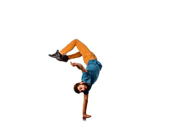 Şaşırtıcı Dansçı Breakdance Beyaz Bir Arka Plan Üzerinde Yapıyor — Stok fotoğraf
