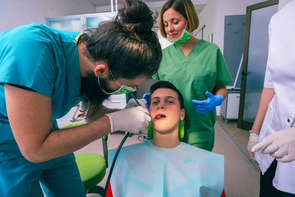 Équipe Dentistes Soignant Les Dents Leur Jeune Garçon Patient Aide — Photo