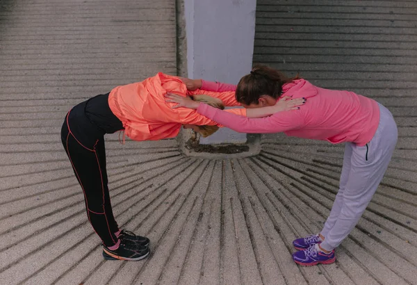 Flexible Athletische Junge Frauen Die Städtischen Raum Sport Treiben — Stockfoto