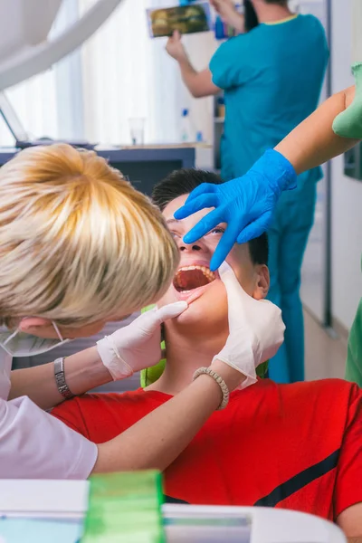 Femme Dentiste Avec Aide Son Dentiste Technicien Examine Bouche Les — Photo