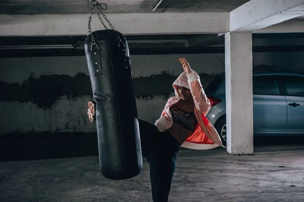 Joven Deportista Haciendo Patada Alta Durante Ejercicio Boxeo Garaje — Foto de Stock