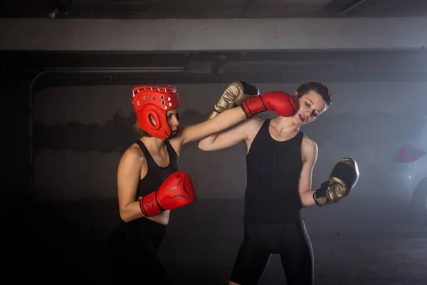 Две Профессиональные Боксерки Бьют Друг Друга Агрессивном Боксерском Бою Гараже — стоковое фото