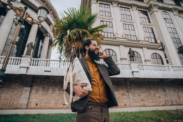 Joven Hombre Negocios Moderno Con Pelo Largo Barba Paseo Fluvial —  Fotos de Stock