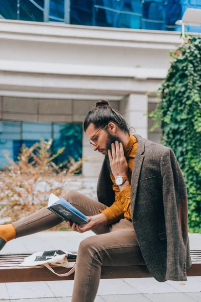 Moderne Hipster Lesen Tagsüber Der Innenstadt Ein Buch — Stockfoto