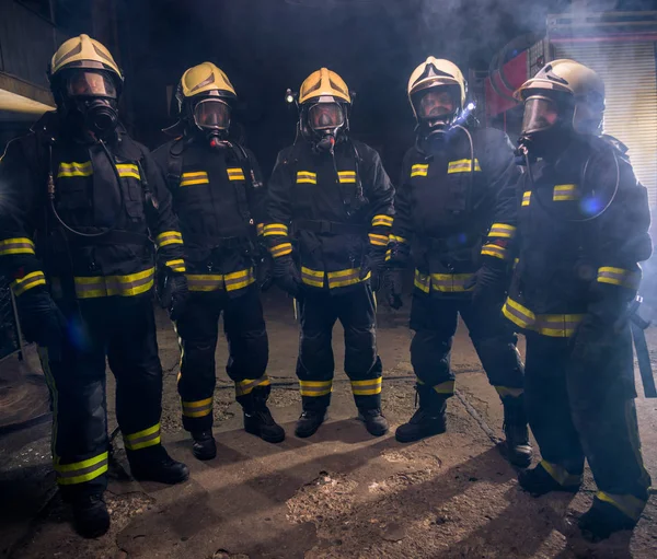 煙の中に消防団の肖像画 — ストック写真