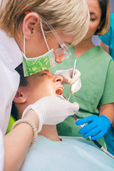 Examen Dentaire Près Jeune Garçon Patient Préparé Par Une Dentiste — Photo