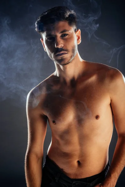 Elegante Chico Moda Posando Topless Con Cigarrillo Mano — Foto de Stock