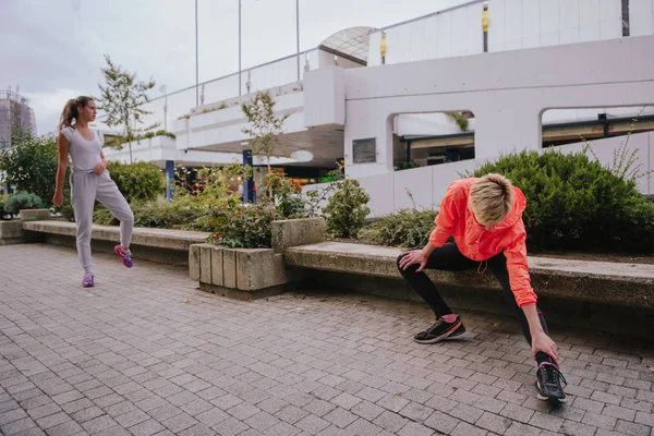 Привабливі Жінки Спортсмени Роблять Розтяжку Вправи Міському Середовищі — стокове фото