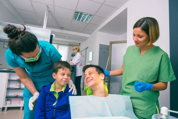 Equipo Profesional Dentistas Dos Niños Pequeños Como Pacientes Consultorio Dental —  Fotos de Stock