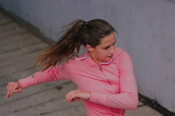 Mulher Ajuste Atraente Realizando Exercício Fitness Livre — Fotografia de Stock