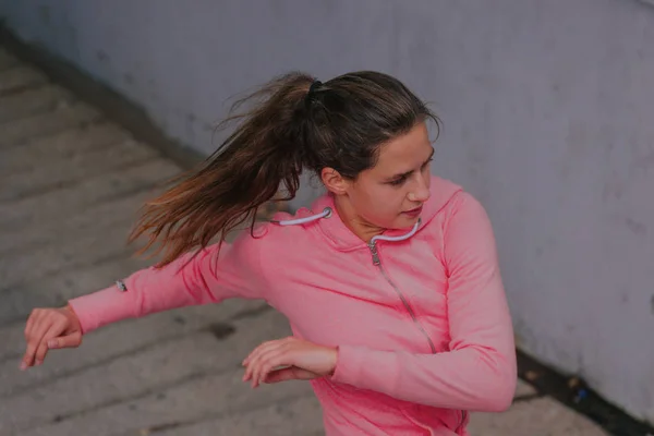 Aantrekkelijke Fitnessvrouw Die Een Outdoor Fitnessoefening Uitvoert — Stockfoto