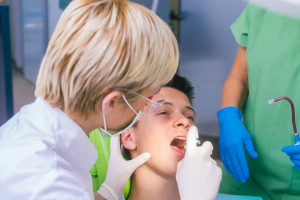 Крупним Планом Зображення Пацієнта Який Показує Зубний Біль Жінці Стоматологу — стокове фото
