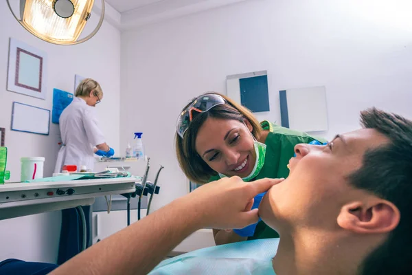 Imagem Perto Adolescente Mostrando Sua Dor Dente Para Sua Dentista — Fotografia de Stock