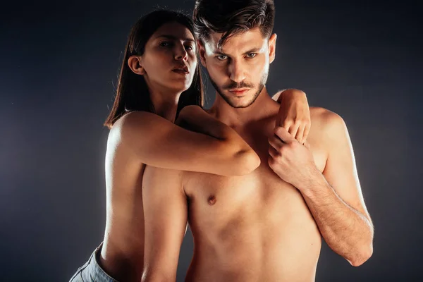 Pukulan Tubuh Seorang Pria Dan Wanita Muda Sensual Dalam Pose — Stok Foto