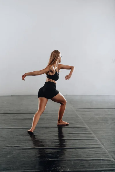 Artista Danza Contemporánea Haciendo Ejercicio Durante Una Clase Danza —  Fotos de Stock