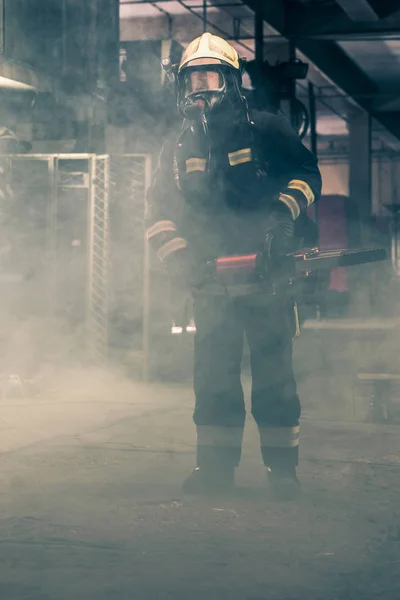 Porträtt av en modig brandman står säker bär full — Stockfoto