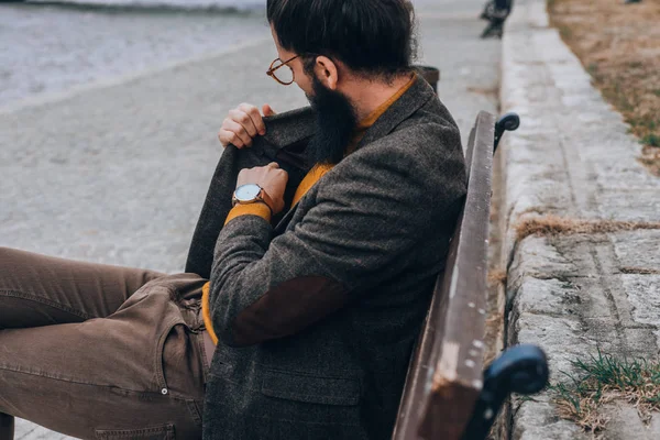 Homem Elegante Vestindo Roupas Modernas Elegantes Sentado Banco Junto Rio — Fotografia de Stock